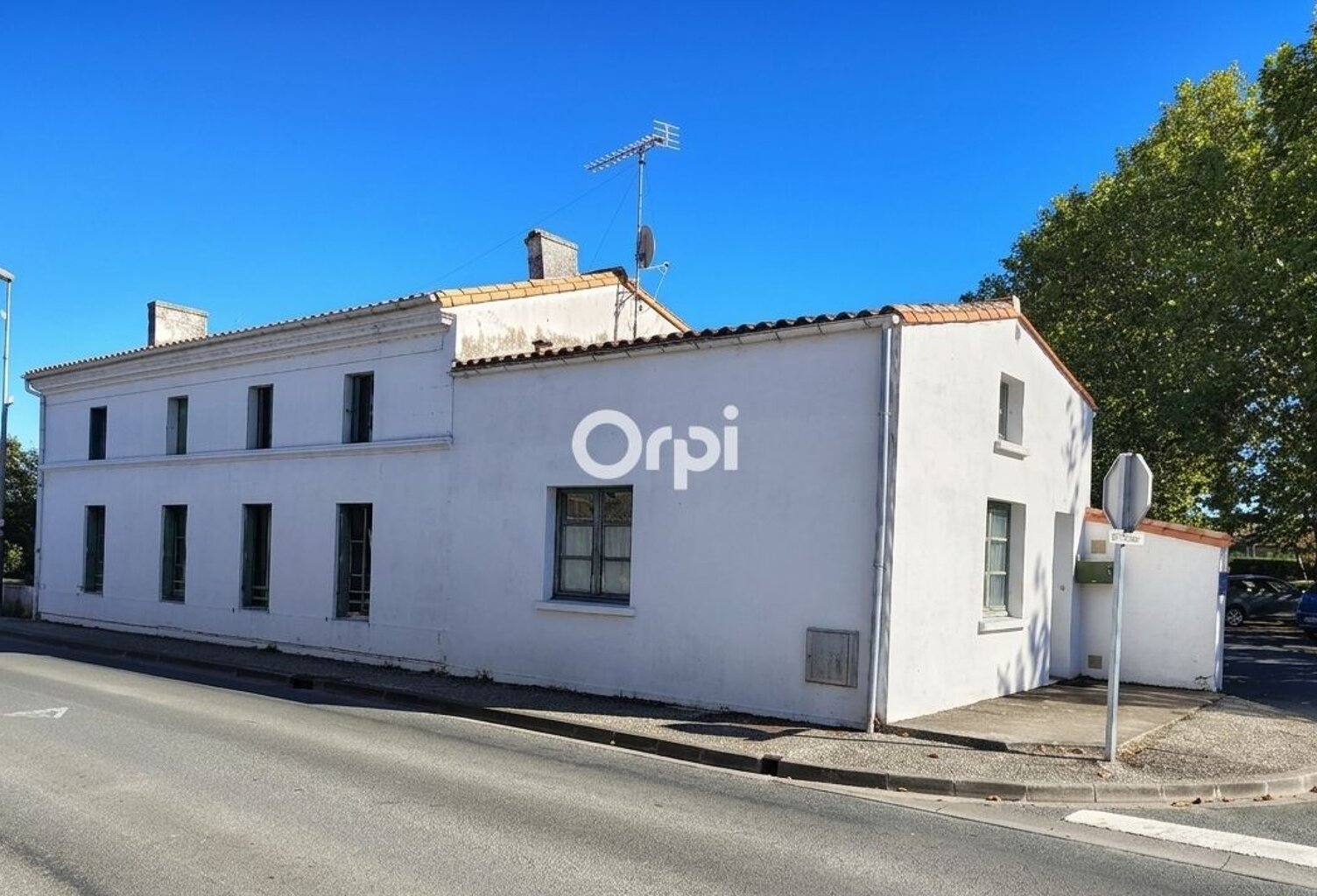 Saint-Sulpice-de-Royan – Maison en pierre de 156 m² avec garage, au cœur du bourg — photo 1