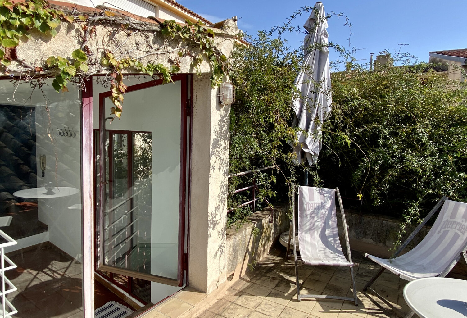 BEAU T2  MEUBLE CENTRE VILLE EN DUPLEX AVEC TERRASSE Rue Puits neuf — photo 1