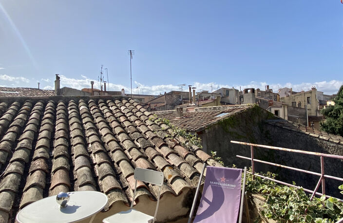 BEAU T2  MEUBLE CENTRE VILLE EN DUPLEX AVEC TERRASSE Rue Puits neuf — photo 2