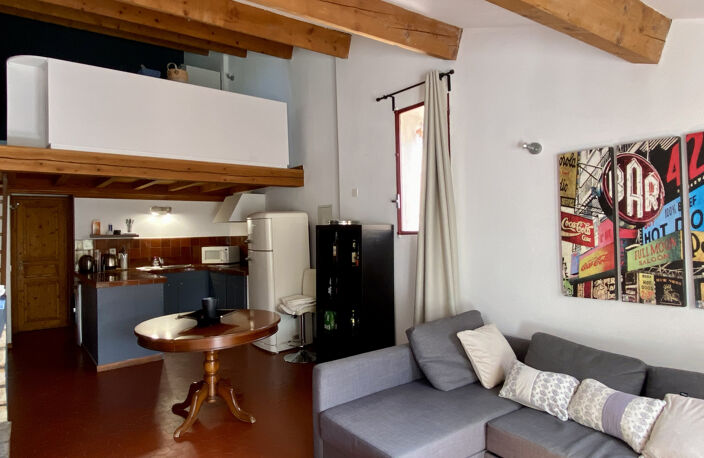 BEAU T2  MEUBLE CENTRE VILLE EN DUPLEX AVEC TERRASSE Rue Puits neuf — photo 3