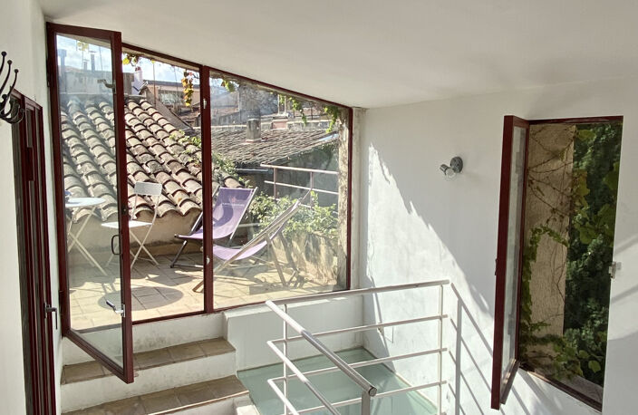 BEAU T2  MEUBLE CENTRE VILLE EN DUPLEX AVEC TERRASSE Rue Puits neuf — photo 4