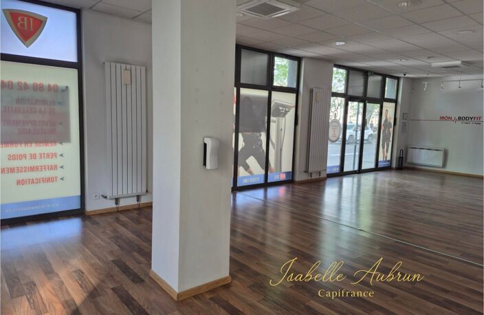 GRENOBLE – LOCAUX PROFESSIONNELS ou BUREAUX DE 123 M² – EMPLACEMENT STRATÉGIQUE ET FORTE VISIBILITÉ — photo 2