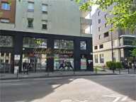 GRENOBLE – LOCAUX PROFESSIONNELS ou BUREAUX DE 123 M² – EMPLACEMENT STRATÉGIQUE ET FORTE VISIBILITÉ — photo 4