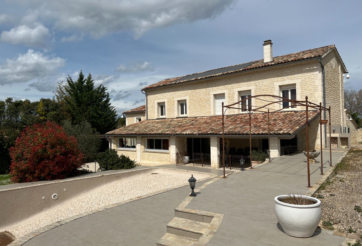 Dpt Gard (30), à vendre ALES maison P5 de 210 m² - Terrain de 1 700,00 m² — photo 1