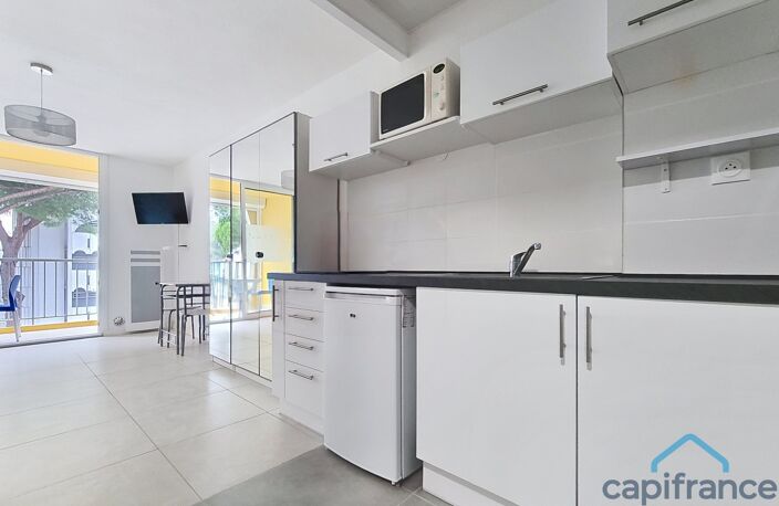 Studio de 22m² rénové et meublé au dernier étage + Terrasse de 5m² + PARKING - La Grande-Motte (34) — photo 2