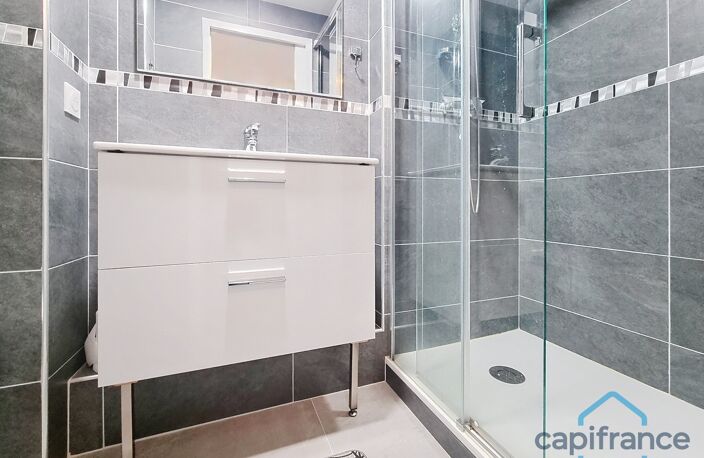 Studio de 22m² rénové et meublé au dernier étage + Terrasse de 5m² + PARKING - La Grande-Motte (34) — photo 4