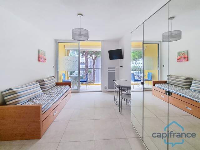 Studio de 22m² rénové et meublé au dernier étage + Terrasse de 5m² + PARKING - La Grande-Motte (34) — photo du bien