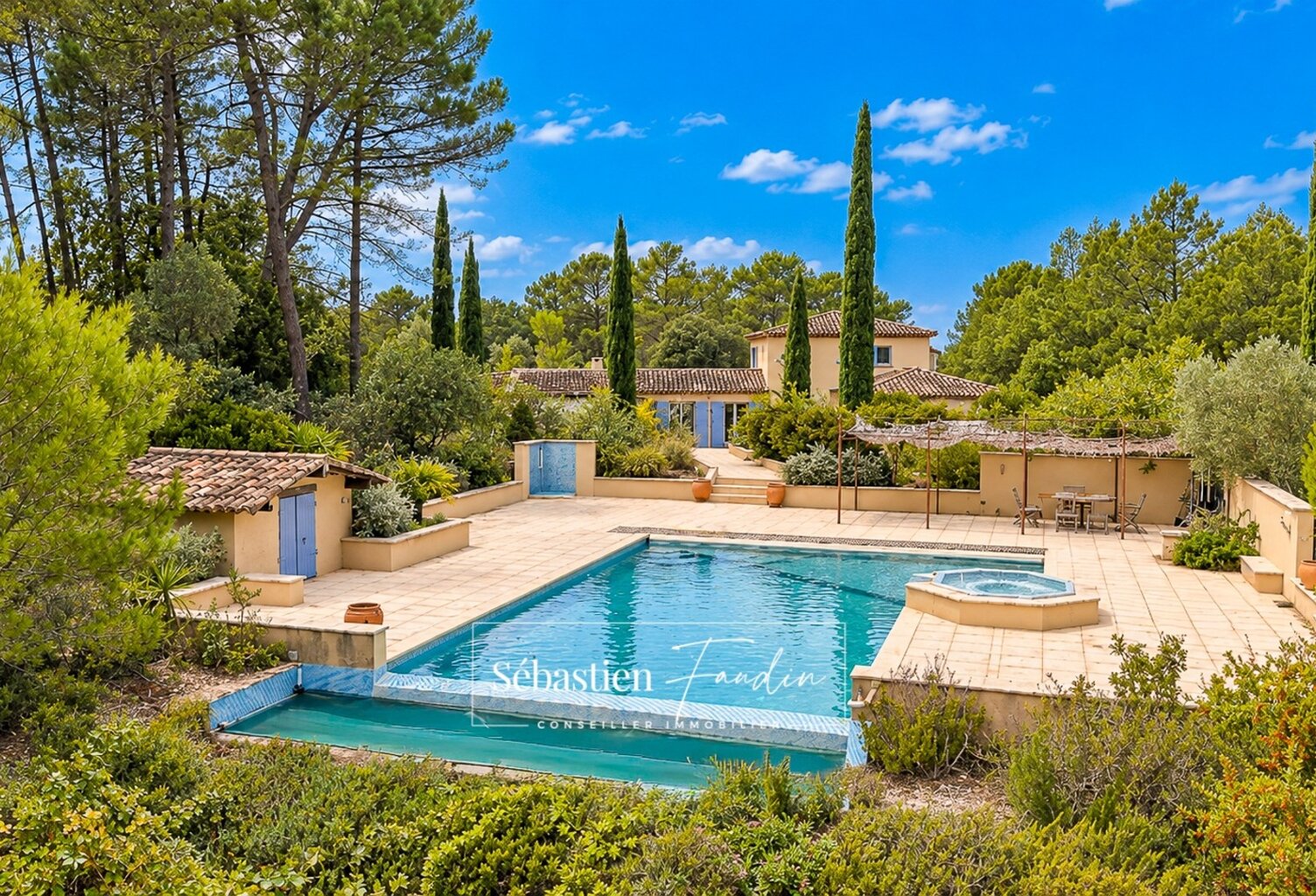 Propriété à vendre 6 pièces à BRAS (83) - grand calme - sans vis-à-vis - terrain de 2,7 ha - 5 000 m² clôturés - piscine à débordement chauffée - 248 m² - vue dégagée - nature — photo 1