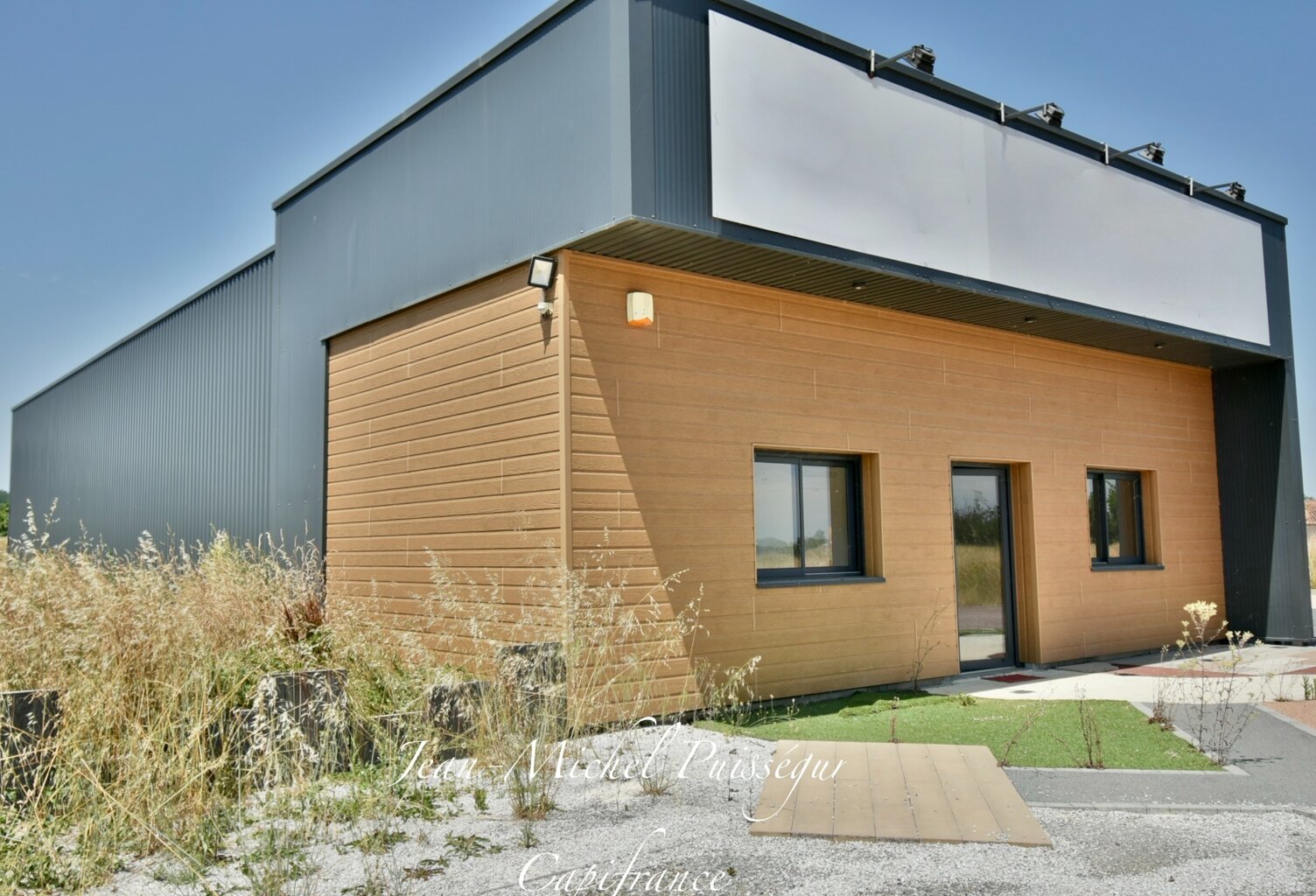 à vendre MONTREJEAU (31), Entrepôt et Bureaux de 250m2 Terrain 5900m2, Entrée Autoroute — photo 1