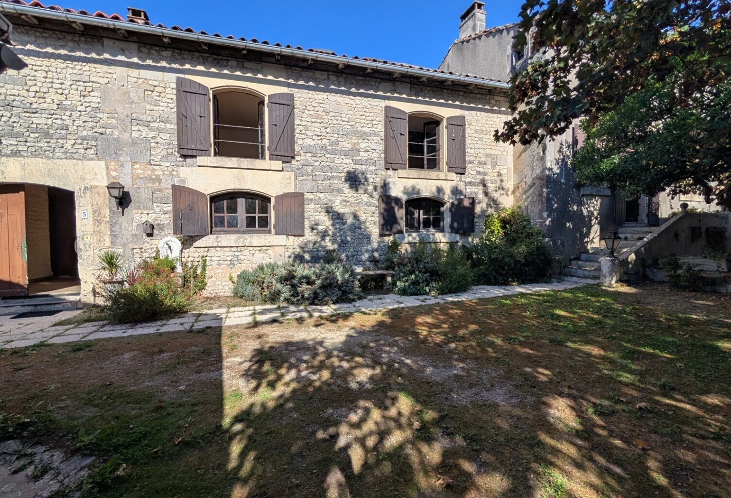 SEGONZAC (16)  Maison de bourg avec du caractère — photo 1