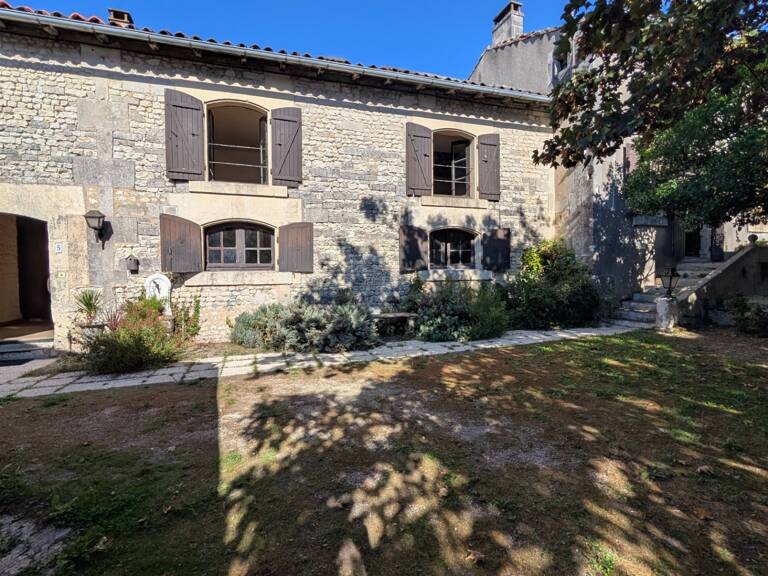 SEGONZAC (16)  Maison de bourg avec du caractère — photo 1