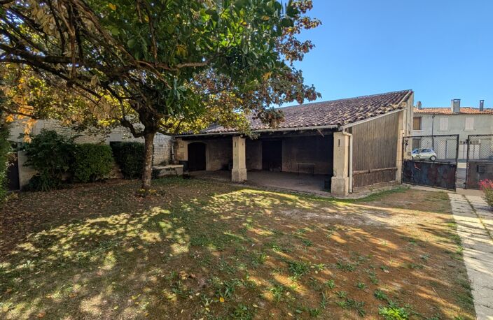 SEGONZAC (16)  Maison de bourg avec du caractère — photo 2