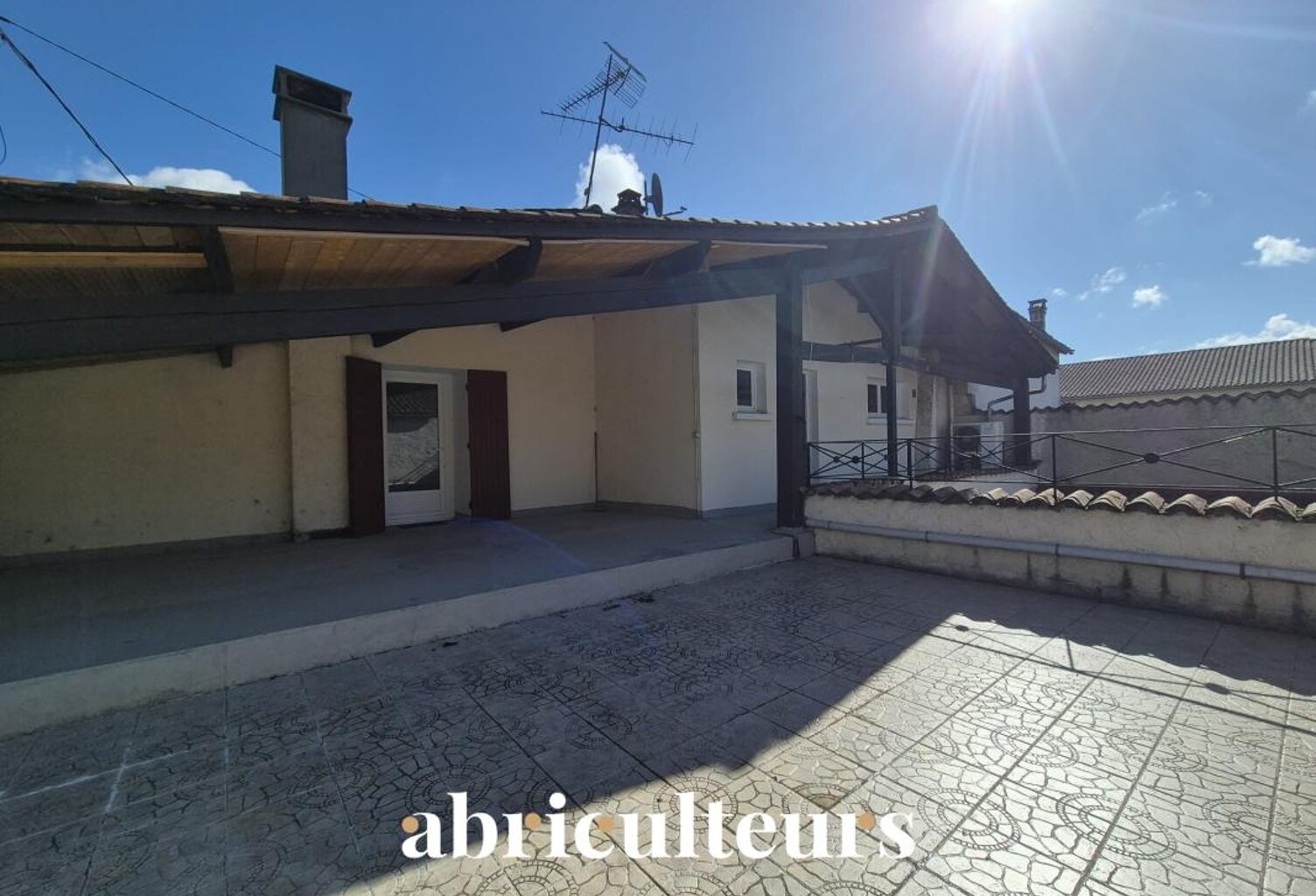 Maison de 150 m² avec terrasse et garage en vente à Cognac (16100) — photo 1