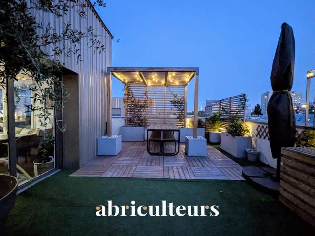 Superbe duplex esprit maison sur le toit de 96 m² et 70 m² de terrasses plein Sud - vue panoramique et double parking avec borne électrique — photo du bien
