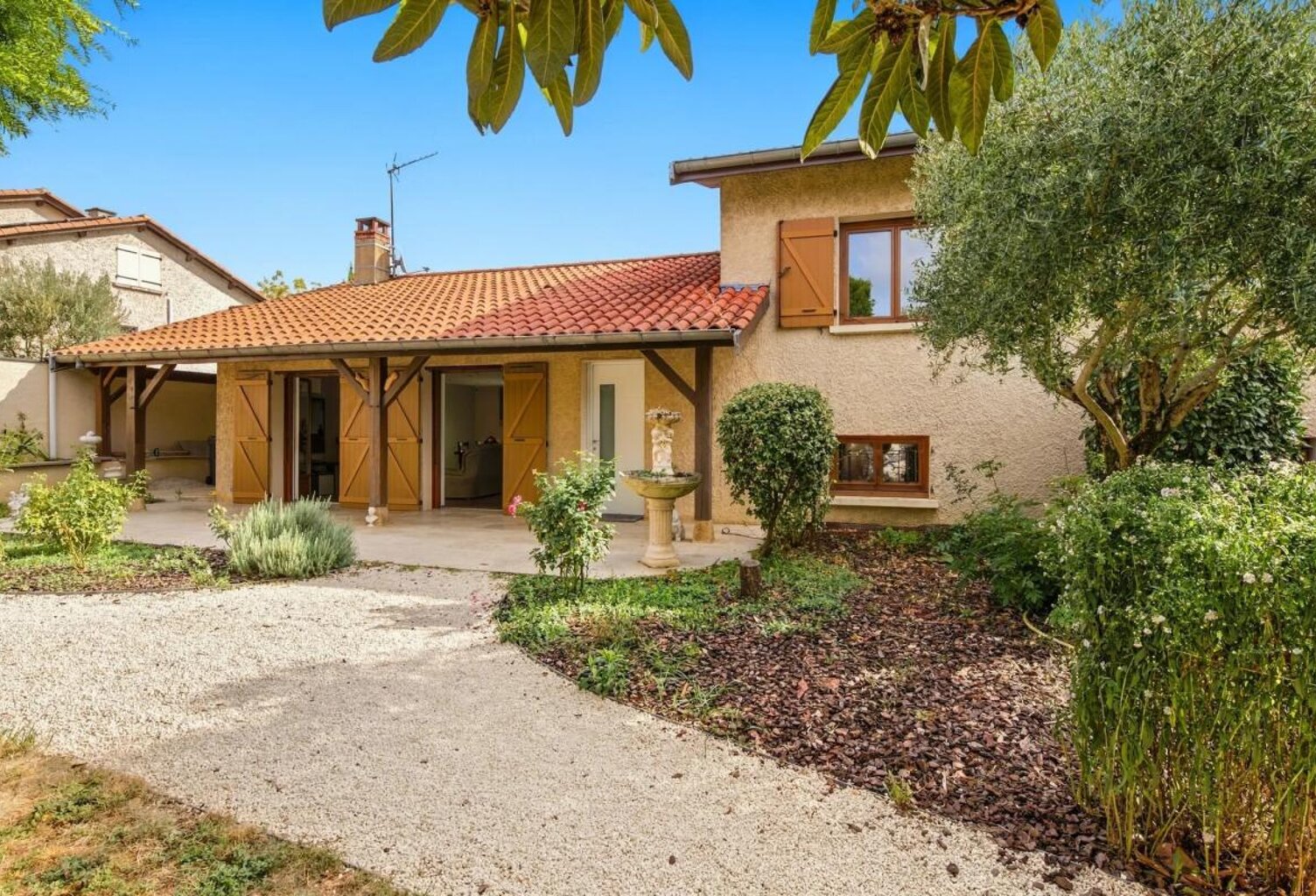 Maison familiale avec jardin, espace bien-être et préau — photo 1