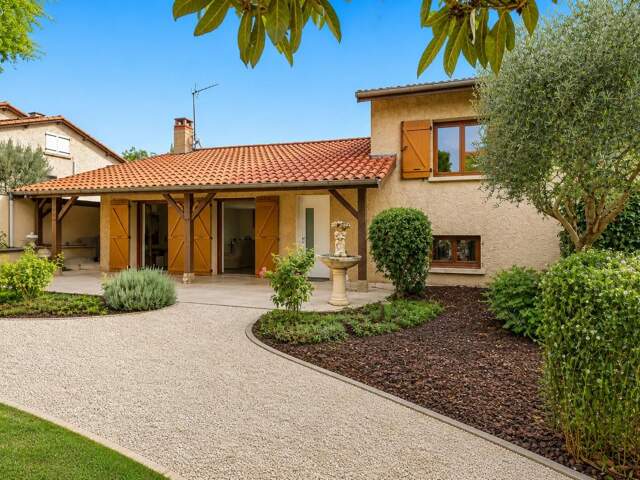 Maison familiale avec jardin, espace bien-être et préau — photo du bien