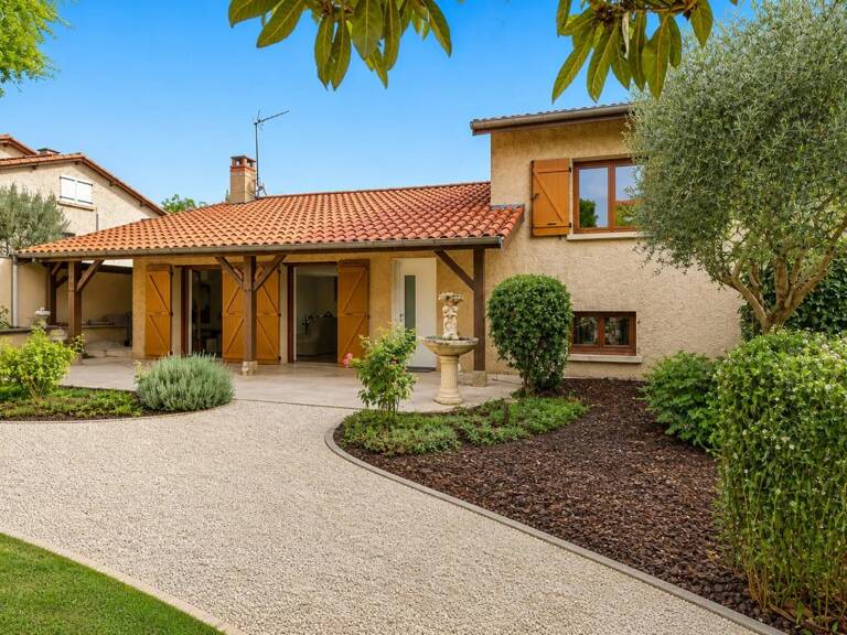 Maison familiale avec jardin, espace bien-être et préau — photo 1