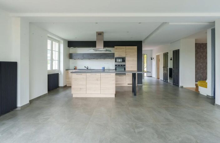 VESOUL – UNE MAISON FAMILIALE AUX VOLUMES EXCEPTIONNELS — photo 4