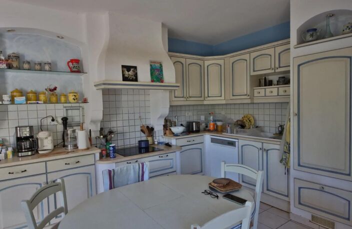 Maison de 7 pièces de 203 m² à Nîmes — photo 5