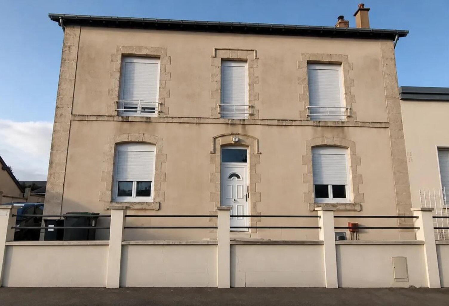 Immeuble de rapport rénové de 9 logements de 125 m2 habitables (150 m² au sol) à Pruillé-le-Chétif — photo 1