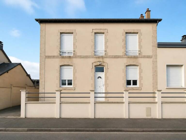 Immeuble de rapport rénové de 9 logements de 125 m2 habitables (150 m² au sol) à Pruillé-le-Chétif — photo 1