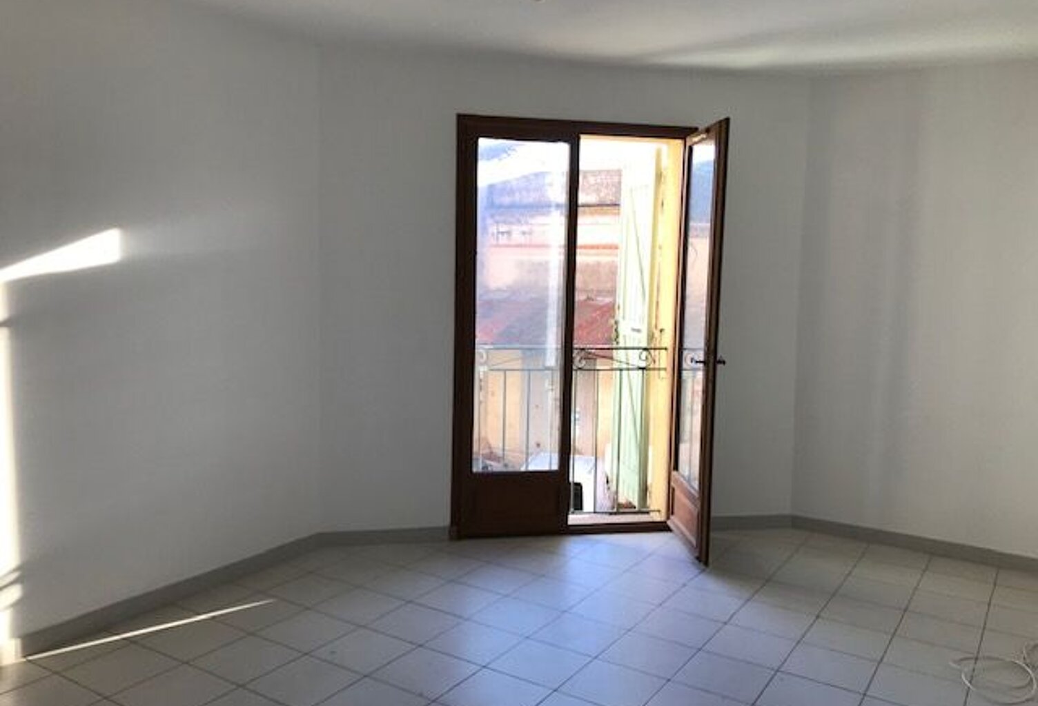 LE BEAUSSET - Appartement  2 pièces au 1er étage — photo 1