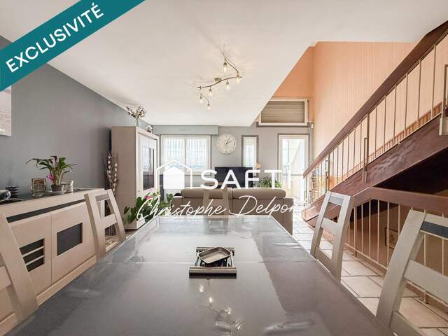 Maison avec terrasse et balcon et garage double — photo du bien