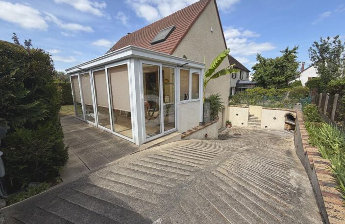 VERNOUILLET HYPERCENTRE – MAISON INDÉPENDANTE 5 CHAMBRES – VIE DE PLAIN-PIED – IMPASSE AU CALME – GARAGE 45 M² – FUTUR RER E — photo 2