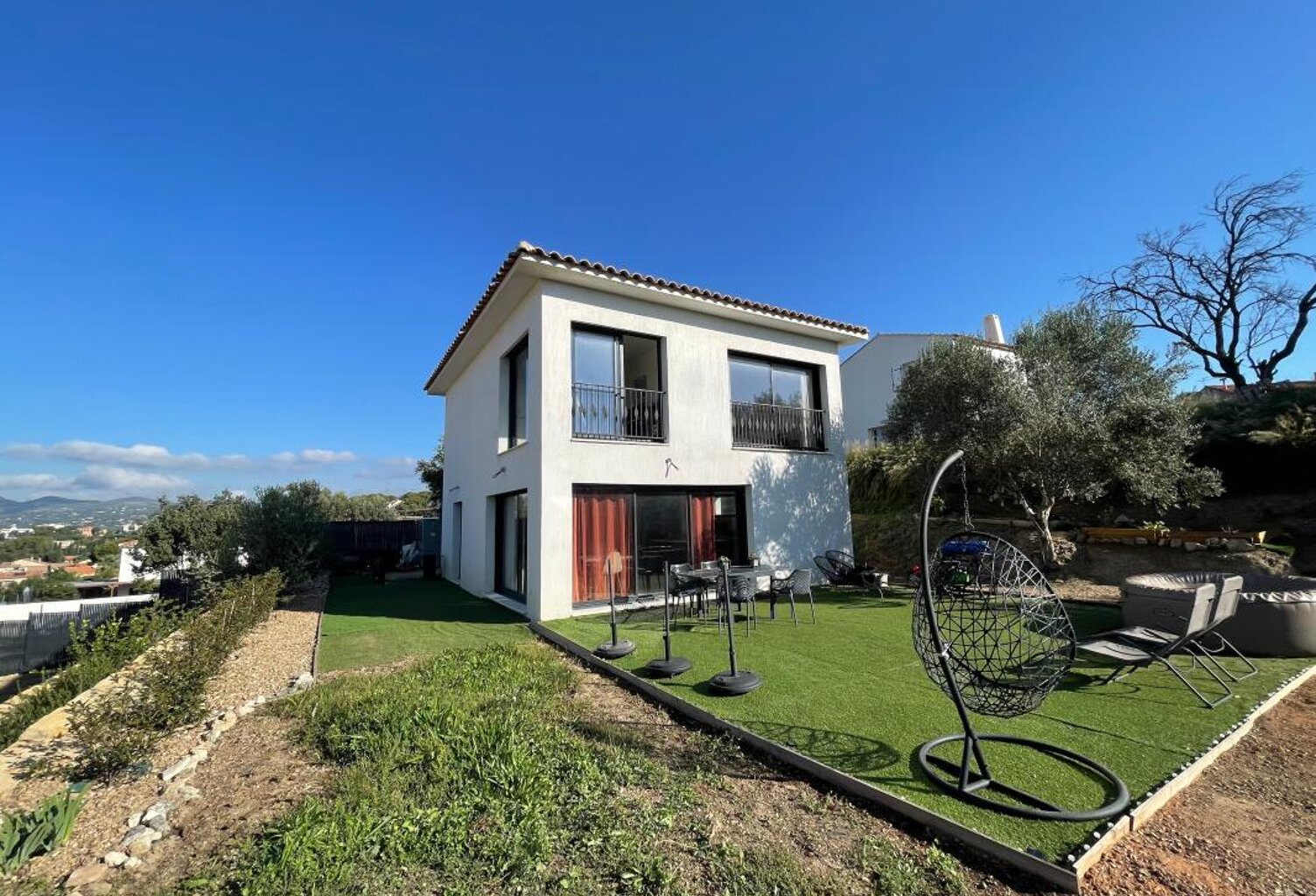 A VENDRE LA SEYNE SUR MER 83500 LIMITE SIX-FOURS  VILLA RECENTE 2 CHAMBRES JARIN VUE DEGAGEE — photo 1