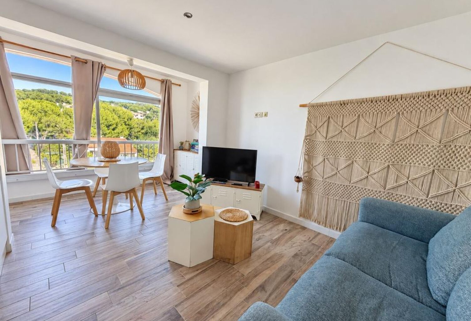 Saint Mandrier 83, 430–par Roland, appartement rénové, vendu, meublé, ascenseur, cave, dernier étage — photo 1