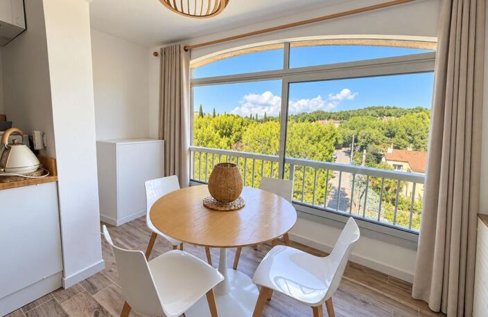 Saint Mandrier 83, 430–par Roland, appartement rénové, vendu, meublé, ascenseur, cave, dernier étage — photo 3