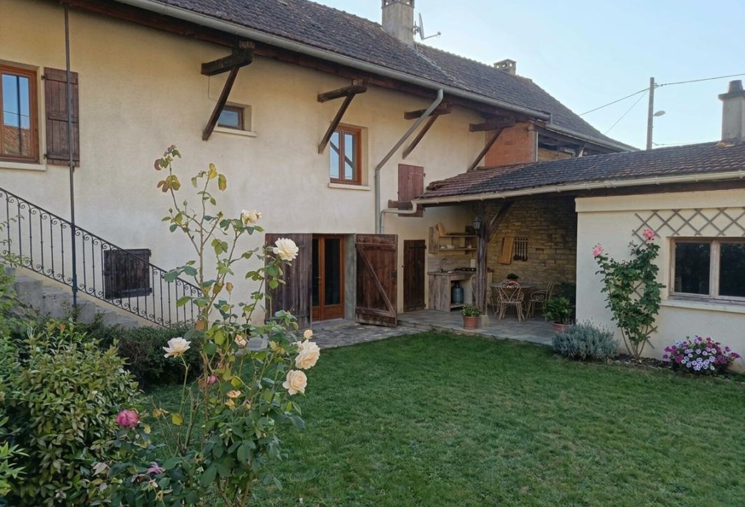 maison de village avec cour fermée et terrain en face — photo 1