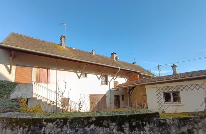 maison de village avec cour fermée et terrain en face — photo 2