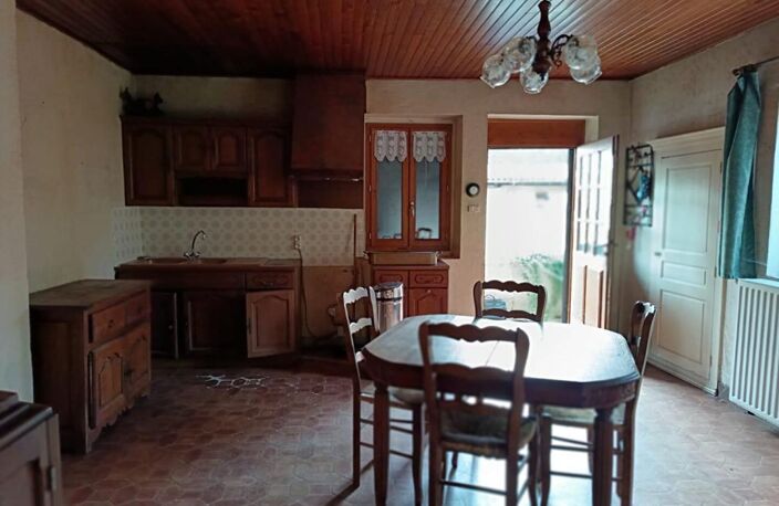 maison de village avec cour fermée et terrain en face — photo 3