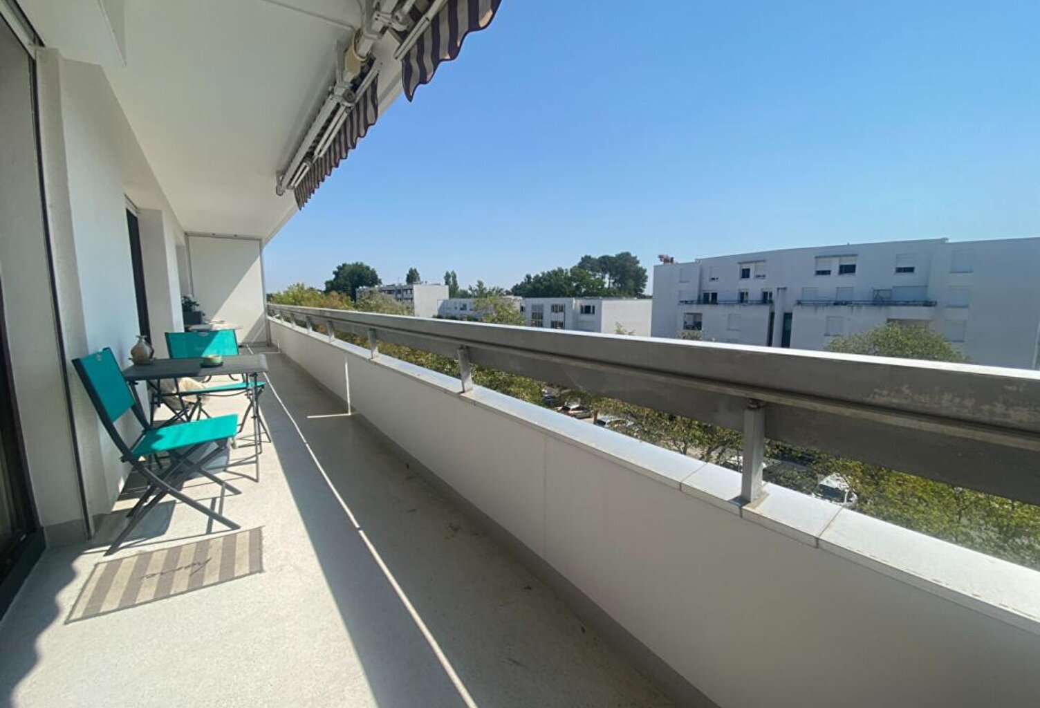 Bel appartement cossu, en dernier étage avec 20m² de terrasse, vue dégagée, 2 ch , celliers et cave — photo 1