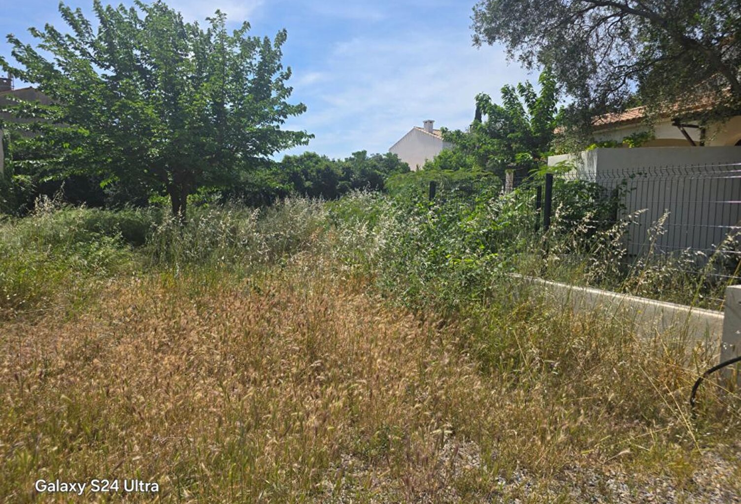 TERRAIN A BÂTIR, VIABILISE & LIBRE DE CONSTRUCTION de 305 m² — photo 1
