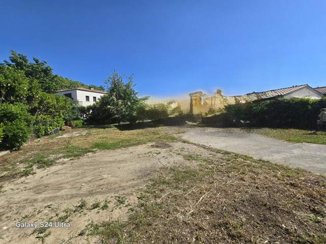Terrain constructible  280 m² libre de construction et de constructeur avec emprise au sol de 40% — photo du bien