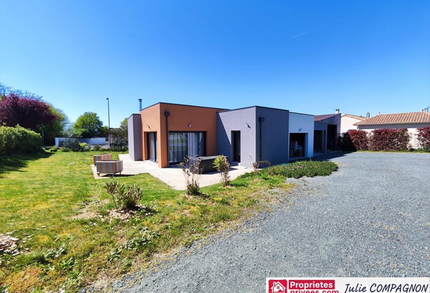 Maison 100 m² avec 2 chambres , 2 garages, grand carport et jardin — photo 1