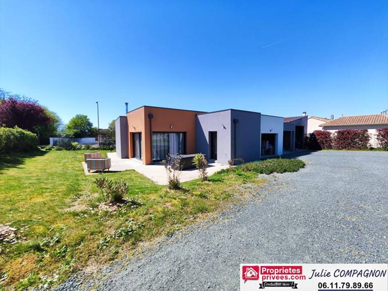 Maison 100 m² avec 2 chambres , 2 garages, grand carport et jardin — photo 1