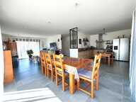 Maison 100 m² avec 2 chambres , 2 garages, grand carport et jardin — photo 3