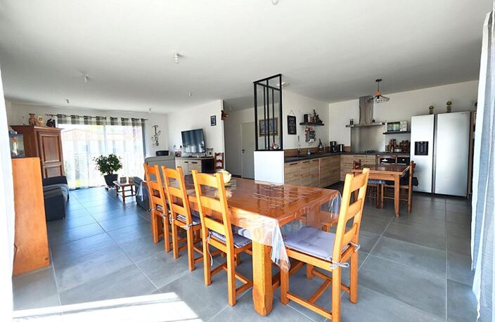 Maison 100 m² avec 2 chambres , 2 garages, grand carport et jardin — photo 3