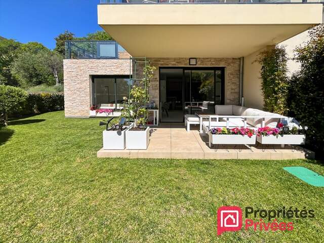 ÈZE VILLAGE : T4 avec jardin privatif, aperçu mer et garage — photo du bien