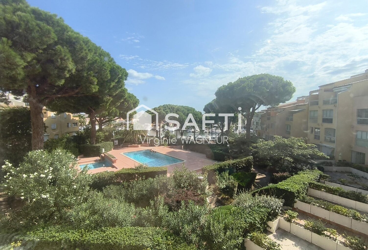 T3 traversant avec vue port et piscine — photo 1