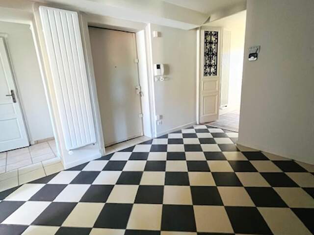 A VENDRE BEL APPARTEMENT ANNEES 1900 BORD DE LOIRE ROANNE 42300 — photo du bien