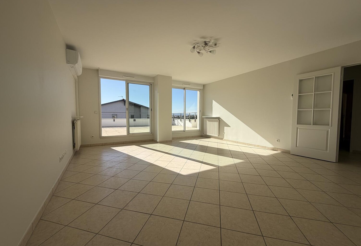 Location appartement 4 pièces 103 m² à Charbonnières-les-Bains (69260) — photo 1