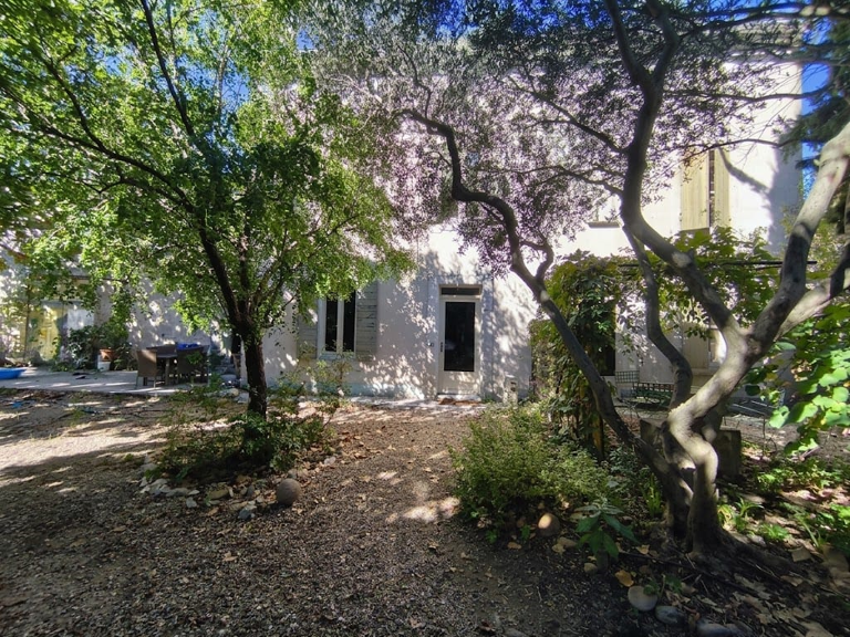 DPT (13) A VENDRE  MAS DE VILLAGE AU CENTRE DE BOULBON — photo 1