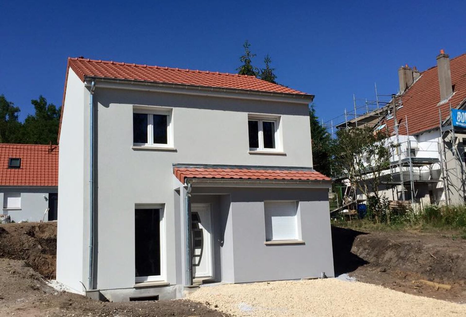 Maison neuve avec jardin en ville  — photo 1