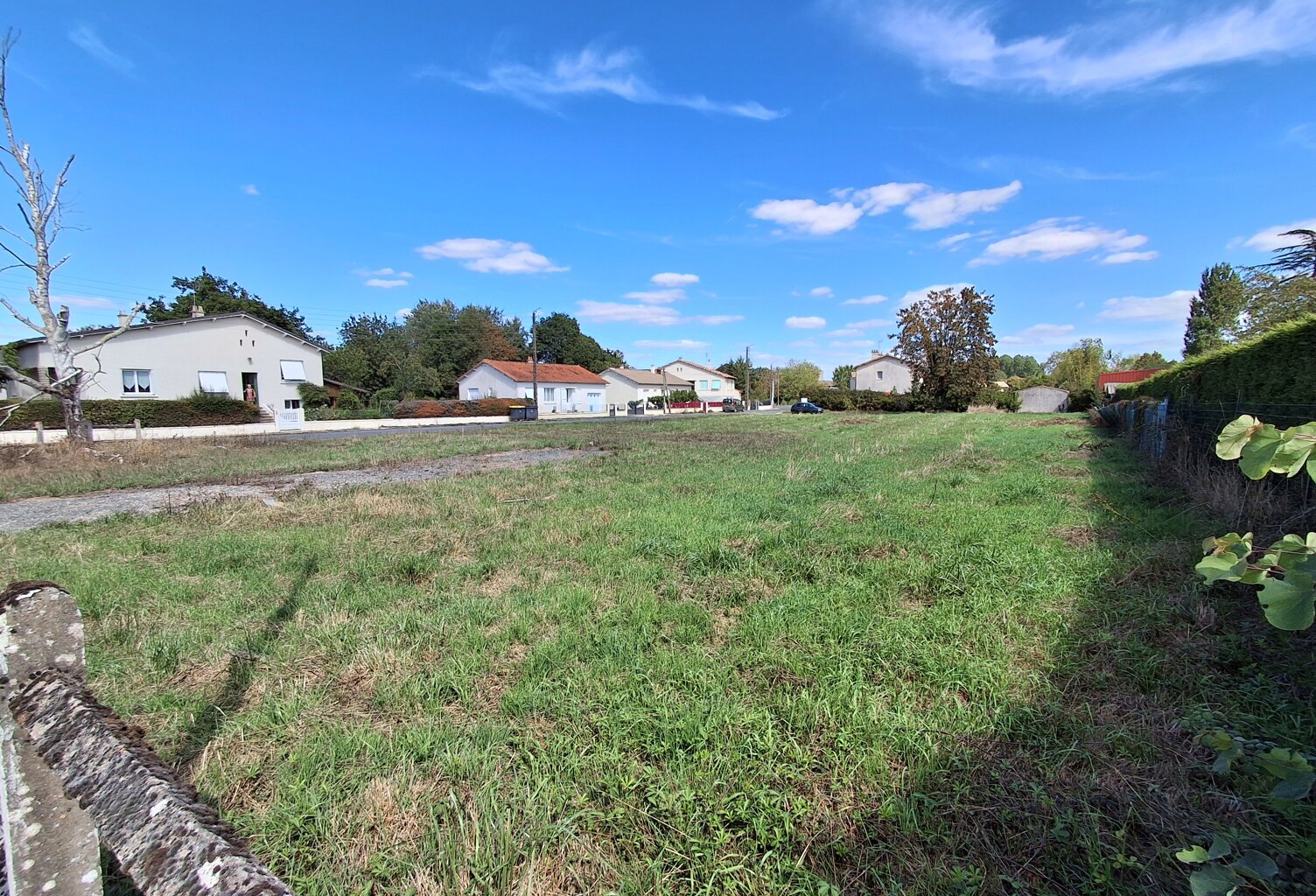 Vaste terrain à bâtir de 2 280 m² à Lezay (79) — photo 1