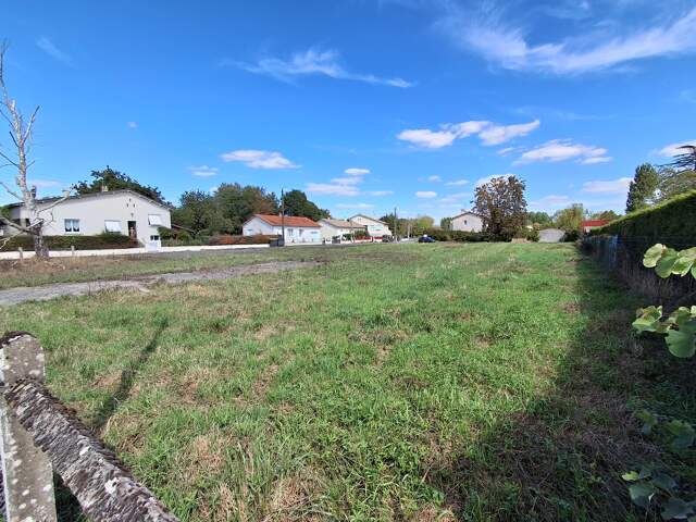 Vaste terrain à bâtir de 2 280 m² à Lezay (79) — photo du bien
