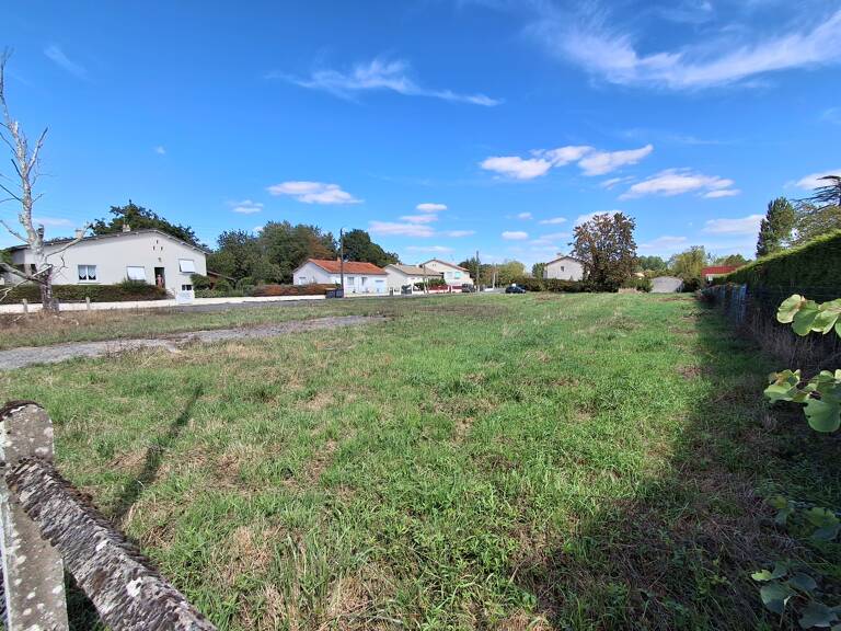 Vaste terrain à bâtir de 2 280 m² à Lezay (79) — photo 1